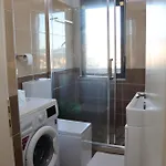 Fior With Balcony View شقة