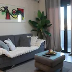 Fior With Balcony View شقة